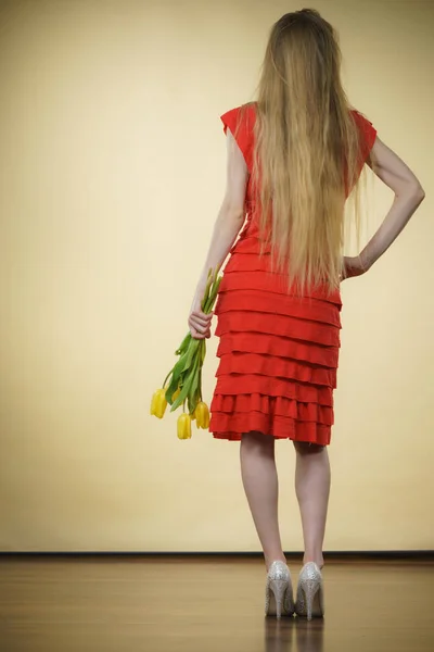 Internationella Kvinnodagen Mars Vacker Kvinna Blond Långt Hår Röd Klänning — Stockfoto