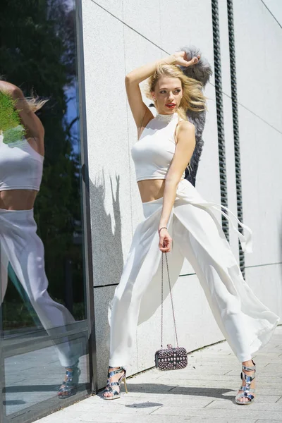 Elegante Mujer Moda Que Presenta Ropa Urbana Moda Camiseta Blanca — Foto de Stock