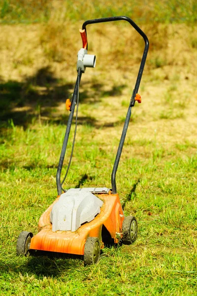 花园服务 旧割草机在后院割草 晴天用割草机犁地 — 图库照片