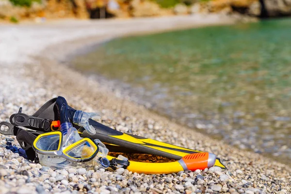 潜水设备 飞艇和潜水面罩管躺在海滩上 暑假游泳乐趣的概念 — 图库照片