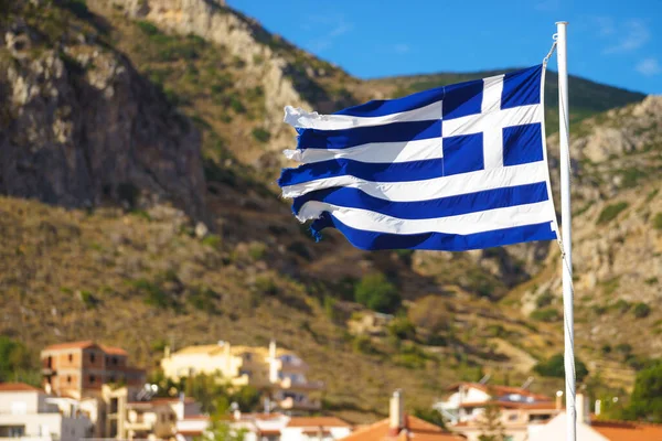 Bandera Griega Ondeando Viento Contra Costa Griega Ciudad Costera Hito —  Fotos de Stock