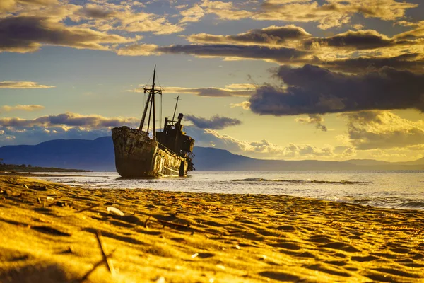 古い放棄された難破船 難破船は海岸沿いに立つ沈没船 夕日の空 — ストック写真