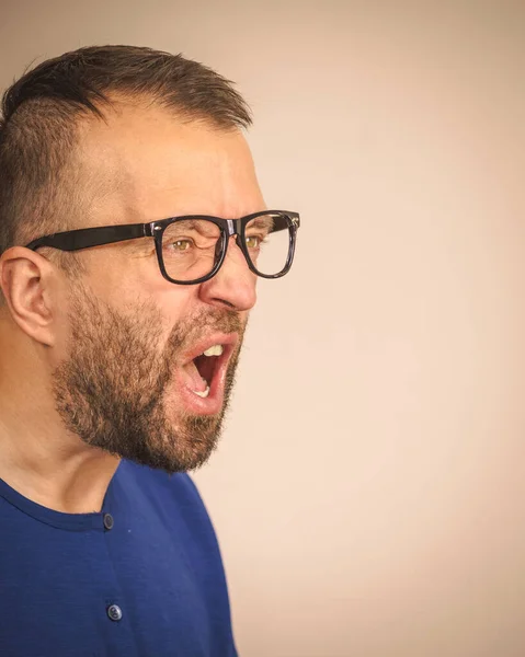 眼鏡をかけた大人の男が誰かに叫んでいる コピースペース付きサイドプロフィールビュー — ストック写真
