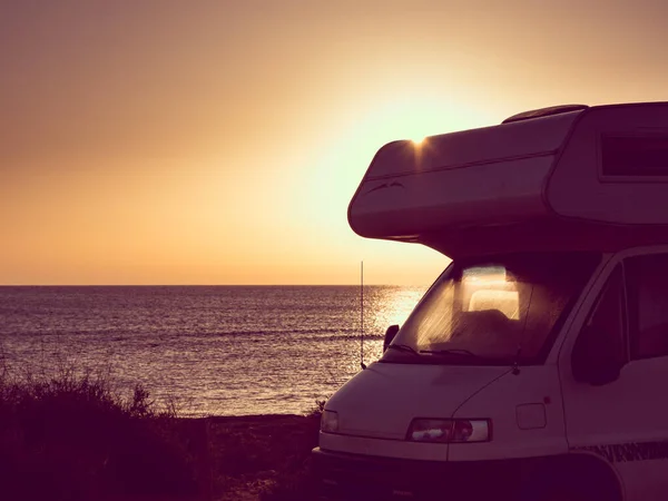 Caravan Recreational Vehicle Camping Sunrise Beach Vacation Traveling Motor Home — Stock Photo, Image