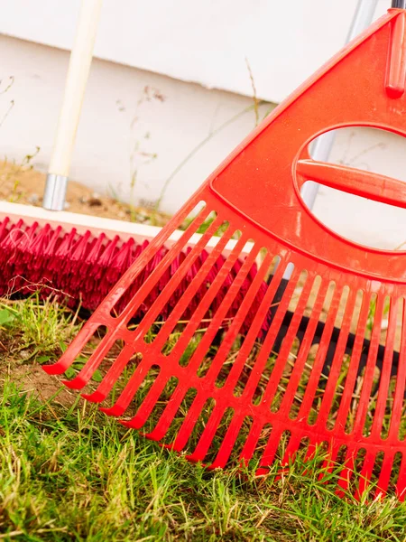 Trädgårdsredskap Orange Rake Och Kvast Grön Gräsmatta Trädgårdsutrustning — Stockfoto