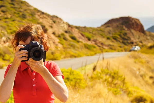 Turizm Tatili Seyahat Doğadaki Kadın Turist Kamerayla Fotoğraf Çekiyor Mani — Stok fotoğraf