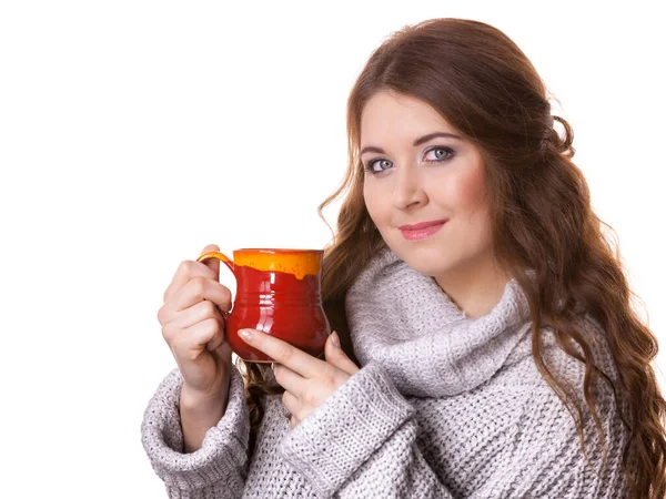 穿着暖和衣服的女人 灰色毛衣 手里拿着漂亮的红色杯子 上有热饮茶或咖啡 白色的 — 图库照片