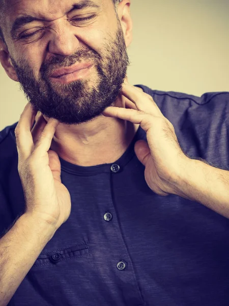 Homem Adulto Sentindo Dor Garganta Pescoço Gânglios Linfáticos Problemas Saúde — Fotografia de Stock