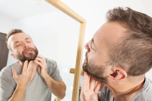 Reifer Erwachsener Mann Der Sein Unrasiertes Gesichtshaar Untersucht Kerl Denkt — Stockfoto