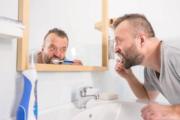 Chico Gracioso Cuidando Higiene Bucal Cepillándose Los Dientes Durante Rutina — Foto de Stock