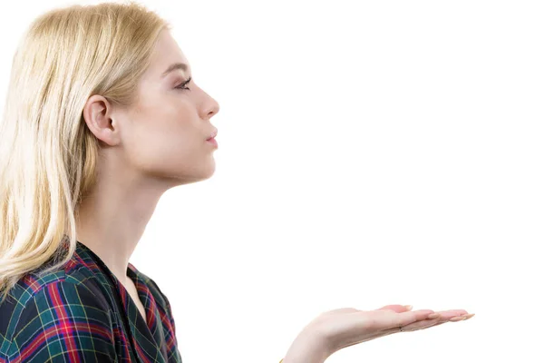 Gesten Und Menschliche Reaktionen Kokettierte Blondine Schickt Luftkuss Auf Handfläche — Stockfoto