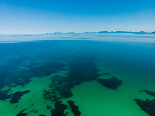 공중에서 김소야 해안입니다 청록색 바닷물 표면에는 지평선을 이루고 랜드군도 로포텐 — 스톡 사진