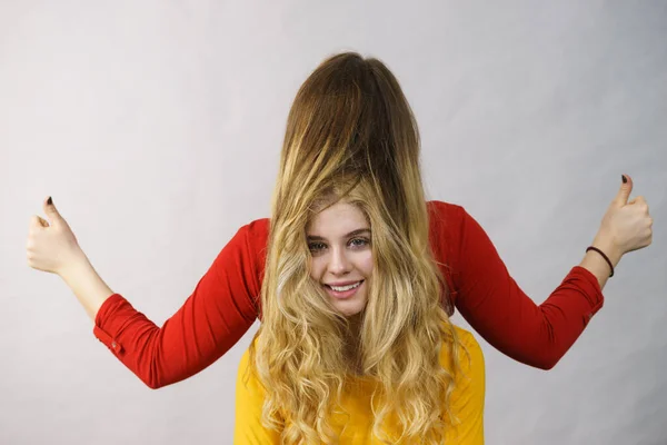 Mulher Brincando Com Seu Amigo Feminino Cabelo Cor Ombre Longo — Fotografia de Stock