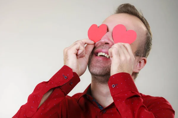 Adulto Engraçado Homem Cobrindo Olhos Com Corações Vermelhos Homem Cego — Fotografia de Stock