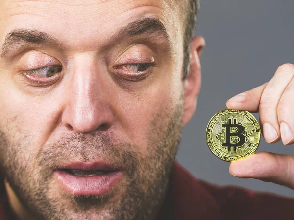 Aikuisella Miehellä Bitcoin Kädessään Crypto Internet Valuutta Pankkikonsepti — kuvapankkivalokuva