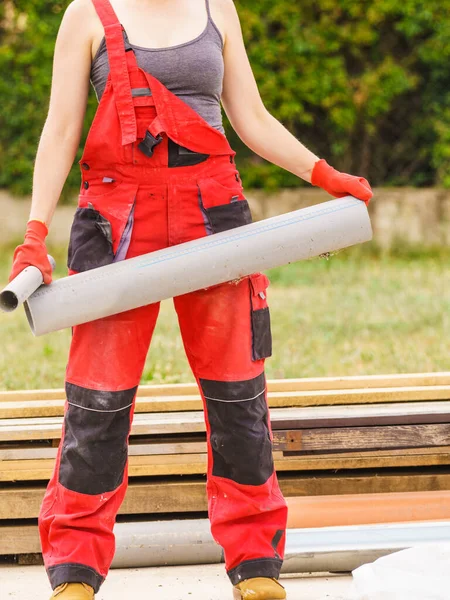 Woman Dungarees Carrying Plastic Pipes Her Home Construction Site Building — Stock Photo, Image