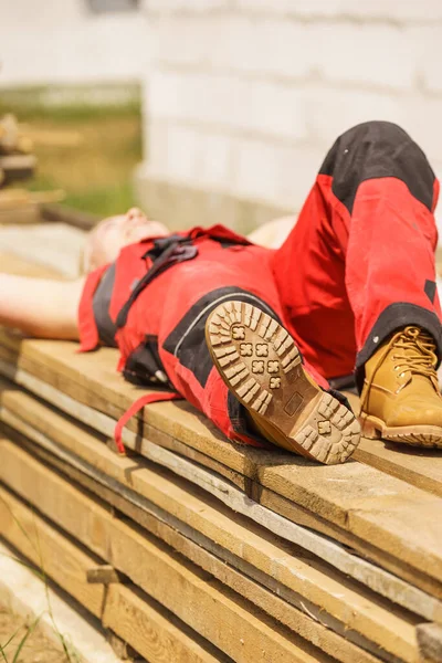 Persona Irreconocible Sitio Construcción Que Usa Pantalones Negros Rojos Trabajadores —  Fotos de Stock