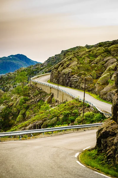 Vägen Slingrar Sig Steniga Berg Norges Sommarlandskap Norsk Turist Naturskön — Stockfoto