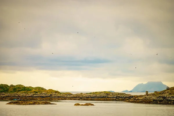 Norveç Henningsvaer Bölgesindeki Lofoten Adaları Fiyort Vjestfjord Daki Taştan Adalarla — Stok fotoğraf