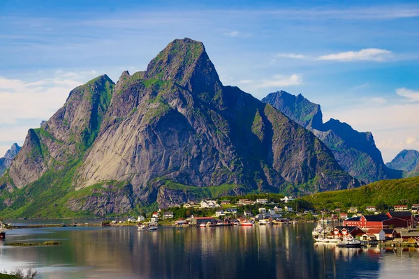 Scénická Fjordová Krajina Vesnicí Reine Pobřežní Příroda Ostrými Vysokými Vrcholky — Stock fotografie