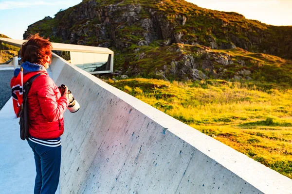 ノルウェーの国旗を掲げる観光客の女性が ノルウェーのヴェスターレン諸島 アンドヤ島のブッケフェルカ島休憩所から海の景色を楽しむ — ストック写真