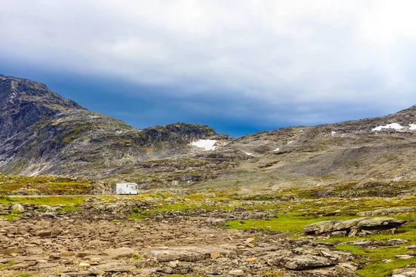 Αυτοκίνητο Κατασκήνωσης Στα Νορβηγικά Βουνά Κάμπινγκ Στη Φύση Ταξίδι Διακοπές — Φωτογραφία Αρχείου