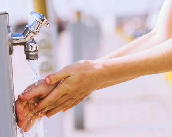 Mujer Lavándose Las Manos Bebiendo Agua Limpia Del Grifo — Foto de Stock