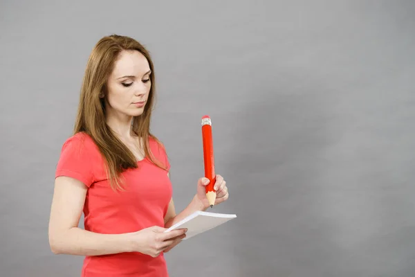 Mujer Escribiendo Algunas Notas Pedazo Papel Usando Gran Lápiz Gran — Foto de Stock