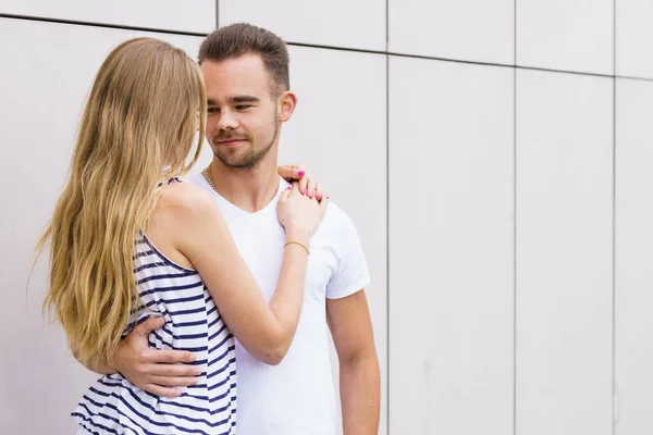 Koncept Rande Lásky Blondýny Mladá Žena Svým Přítelem Venku — Stock fotografie