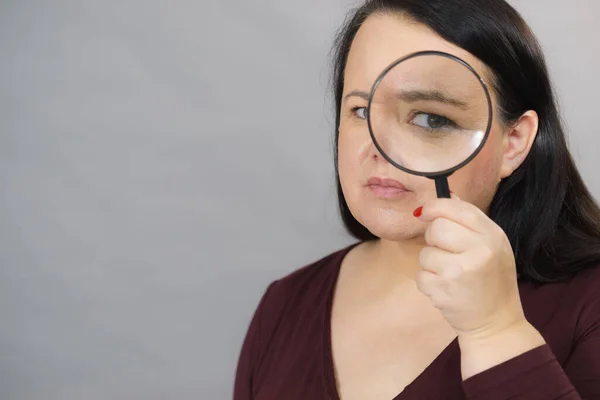 Adult Woman Holding Magnifying Glass Investigating Something Looking Closely Trying — Stock Photo, Image