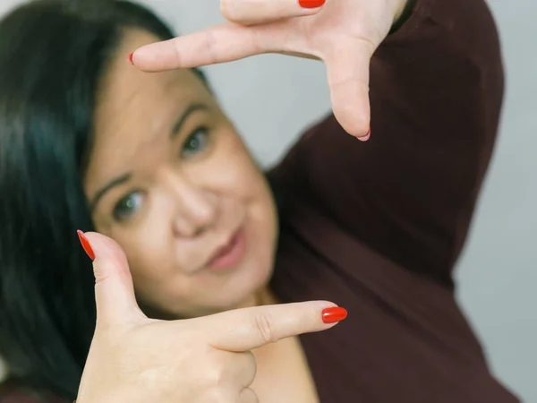 Artı Boyut Kadın Eğleniyor Elleriyle Çerçeve Yapıyor Hayali Kamerayla Fotoğraf — Stok fotoğraf