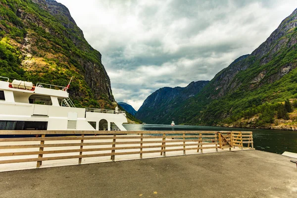 在挪威斯堪的纳维亚古德万根的峡湾Sognefjord上的山脉景观和渡船 旅游假期和旅行 — 图库照片