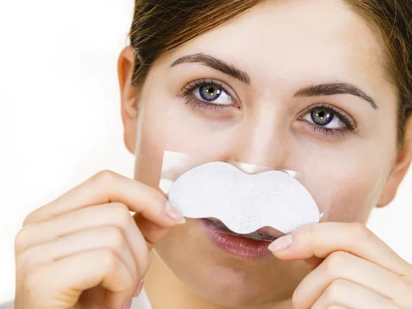 Mujer Pegando Tiras Limpias Nariz Utilizando Poro Limpieza Máscara Textil —  Fotos de Stock