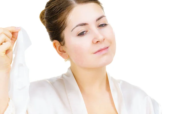 Mulher Removendo Máscara Lençol Rosto Branco Menina Cuidando Pele Tratamento — Fotografia de Stock