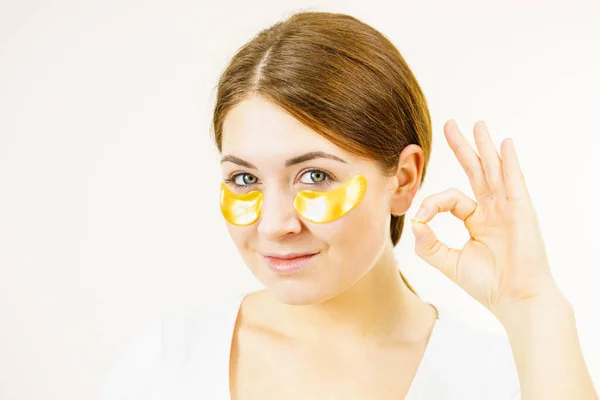 Mujer Joven Que Aplica Parches Máscara Colágeno Dorado Bajo Los —  Fotos de Stock