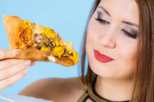 Junge Frau Isst Heiße Frische Pizzascheiben Auf Blauem Grund Leckeres — Stockfoto