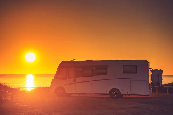 Rekreační Karavan Při Západu Slunce Středozemním Pobřeží Španělsku Kempování Pláži — Stock fotografie