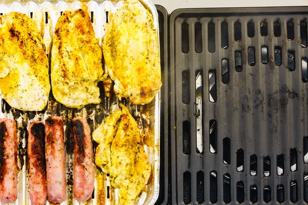 Zamknij Pyszne Mięso Kurczaka Kiełbasy Grillując Grillu Gazowym Kolacja Grillowa — Zdjęcie stockowe