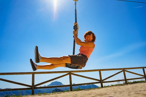 Femme Liberté Adulte Touriste Amuser Sur Tyrolienne Descendre Sur Corde — Photo