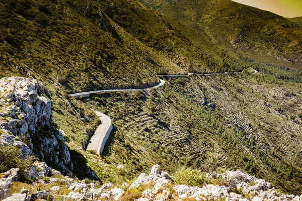 西班牙山区景观与蜿蜒的道路 科斯塔布兰卡假日 — 图库照片