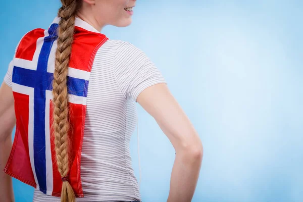 Blond Meisje Vlecht Haar Met Noordse Vlag Haar Rug Kopieer — Stockfoto