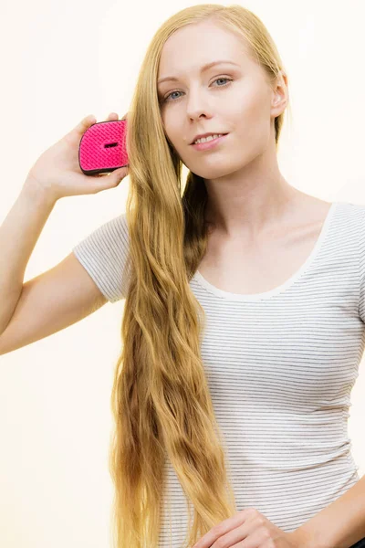 Menina Loira Com Escova Penteando Seu Cabelo Longo Menina Tomando — Fotografia de Stock