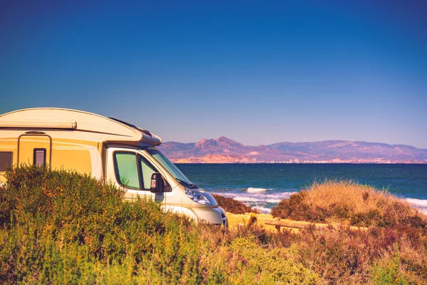 Camper Recreatief Voertuig Aan Middellandse Zee Kust Spanje Kamperen Natuurstrand — Stockfoto