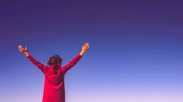Mujer Con Los Brazos Levantados Contra Cielo Vista Trasera Felicidad — Foto de Stock
