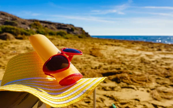 Accesorios Protección Solar Orilla Del Mar Gafas Sol Rojas Sombrero —  Fotos de Stock