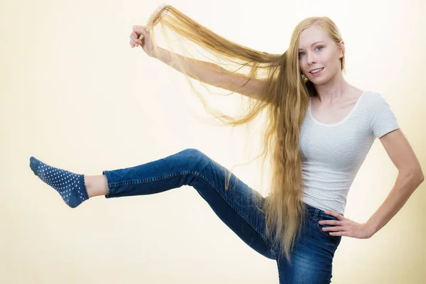 Uzun Saçlarını Tarayan Fırçalı Sarışın Kadın Genç Kız Kendine Dikkat — Stok fotoğraf