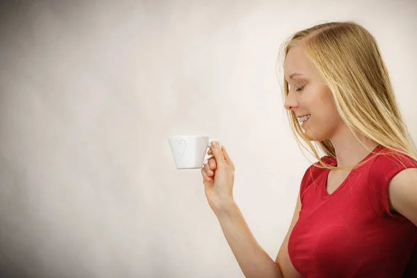 Blond Tjej Med Hjärtformad Kaffekopp Kopiera Utrymme — Stockfoto