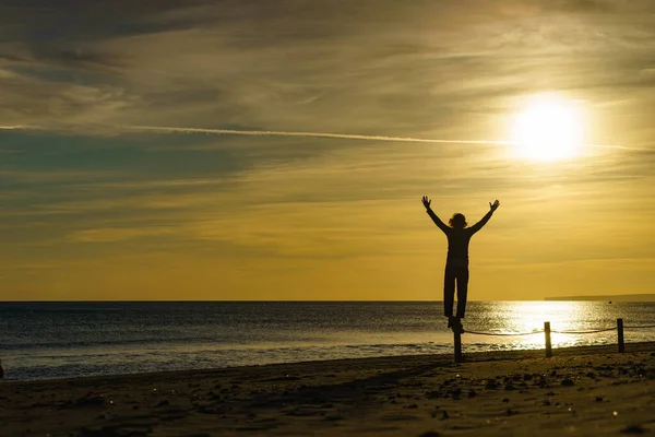 Женщина Рассвете Пляже Смотрит Морской Горизонт Наслаждается Восходом Солнца Поднятыми — стоковое фото