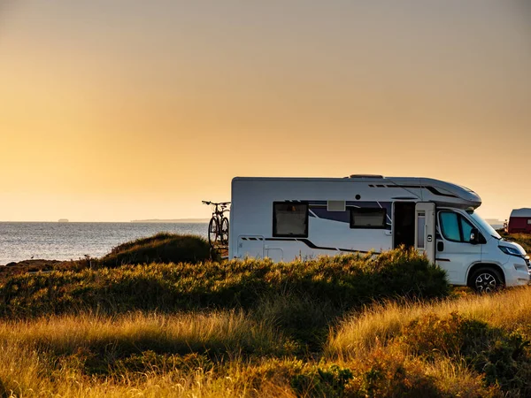 Camper Όχημα Αναψυχής Ποδήλατο Κάμπινγκ Στην Παραλία Μεσογειακή Ακτή Στην — Φωτογραφία Αρχείου