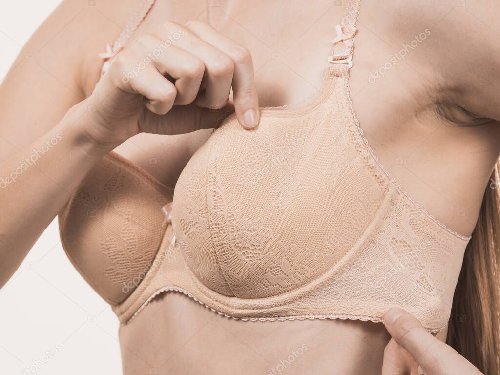 Giovane Donna Magra Con Piccole Tette Che Indossano Reggiseno Troppo - Foto  Stock: Foto, Immagini © Voyagerix 383536574 | Depositphotos